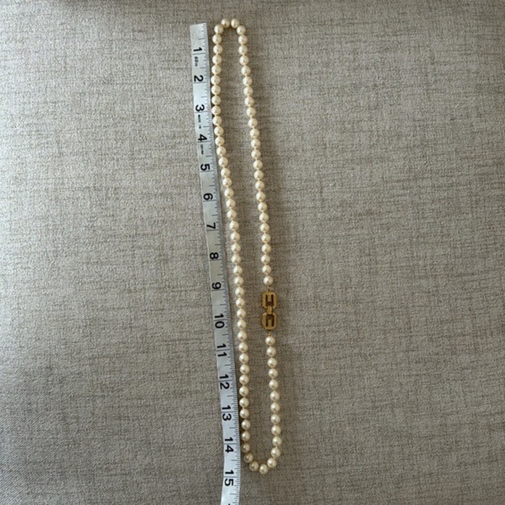 Givenchy New York 1977 Vintage Faux Pearl Necklace - Picture 5 of 10